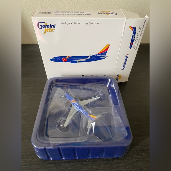 Gemini Jets 1:400 Southwest B737-700 Triple Crown Livery - Picture 3 of 4